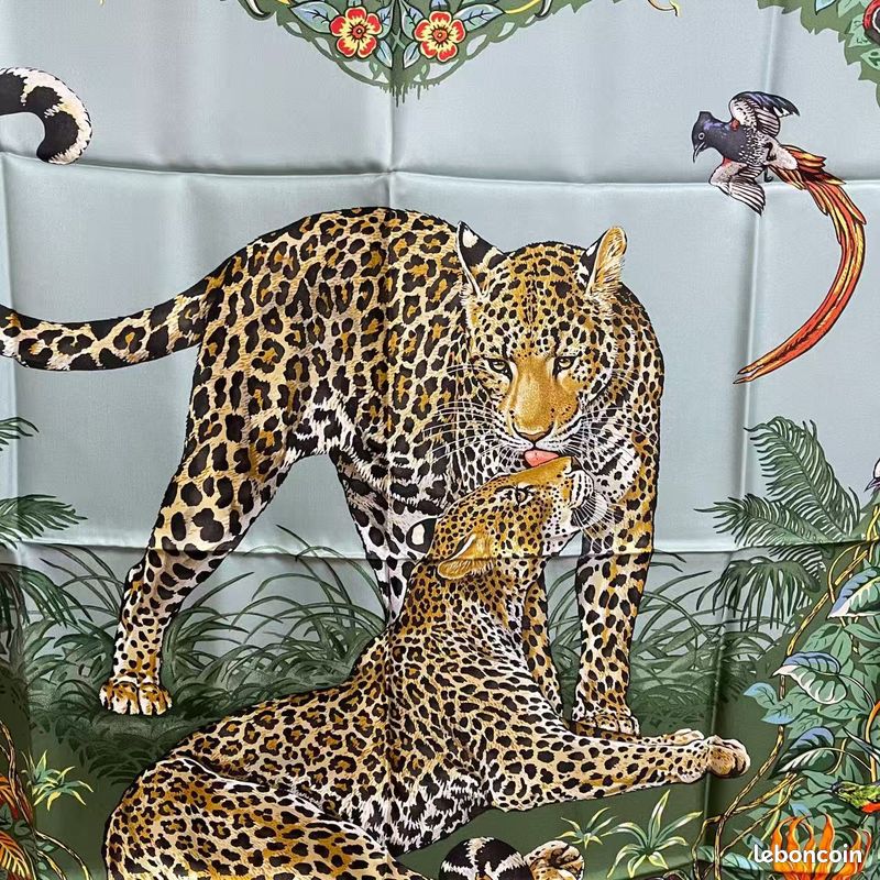 Carré Hermès 90 En Soie Pure - Motif Tigre Et Jungle - Multifonctionnel - Occasion En Très Bon état