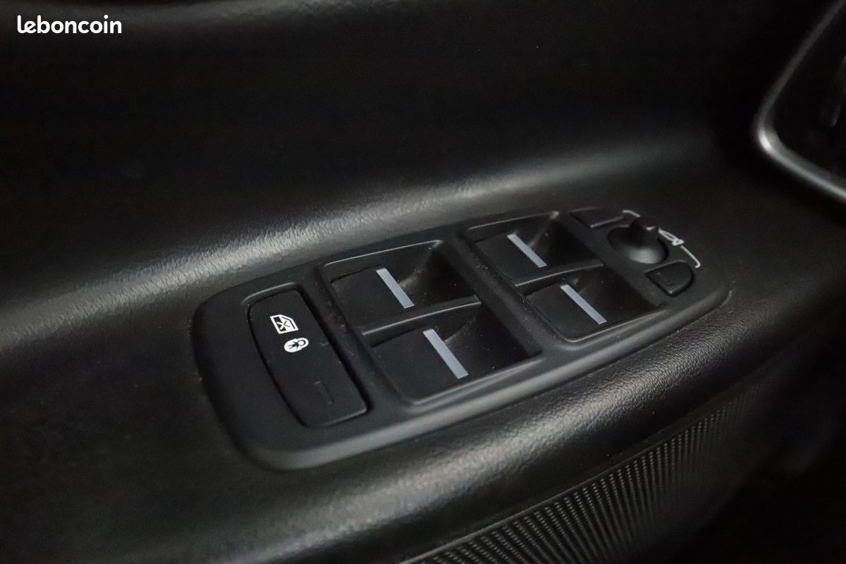 Jaguar XE 2.0d Prestige Auto 180 ch (image 25)