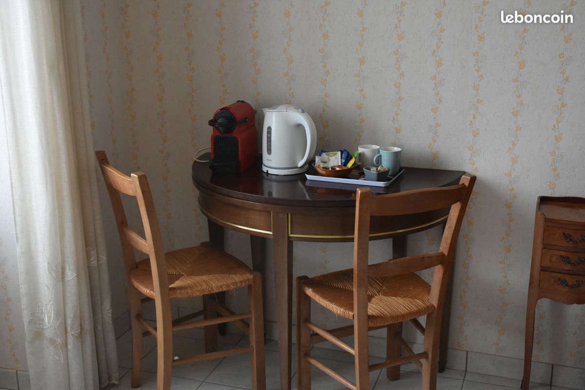Chambre avec salle d'eau et WC privatif, accès indépendant (image 3)