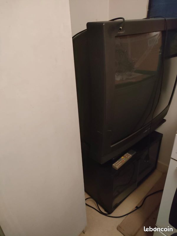 3 téléviseurs à tube cathodique de différentes tailles (image 3)