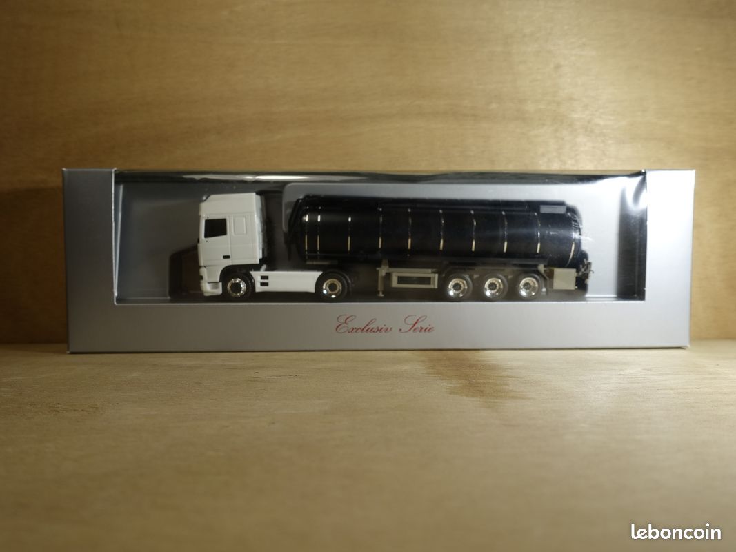 Herpa truck model Set with three tank containers HOYER, on a scale of 1:87, plastic miniature, made in Germany, model building, collectors edition Herpa truck model Set with three tank containers HOYER, on a scale of 1:87, plastic miniature, made in Germany, model building, collectors edition