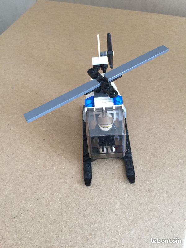 Lego City 7899 La vedette de la police (image 2)