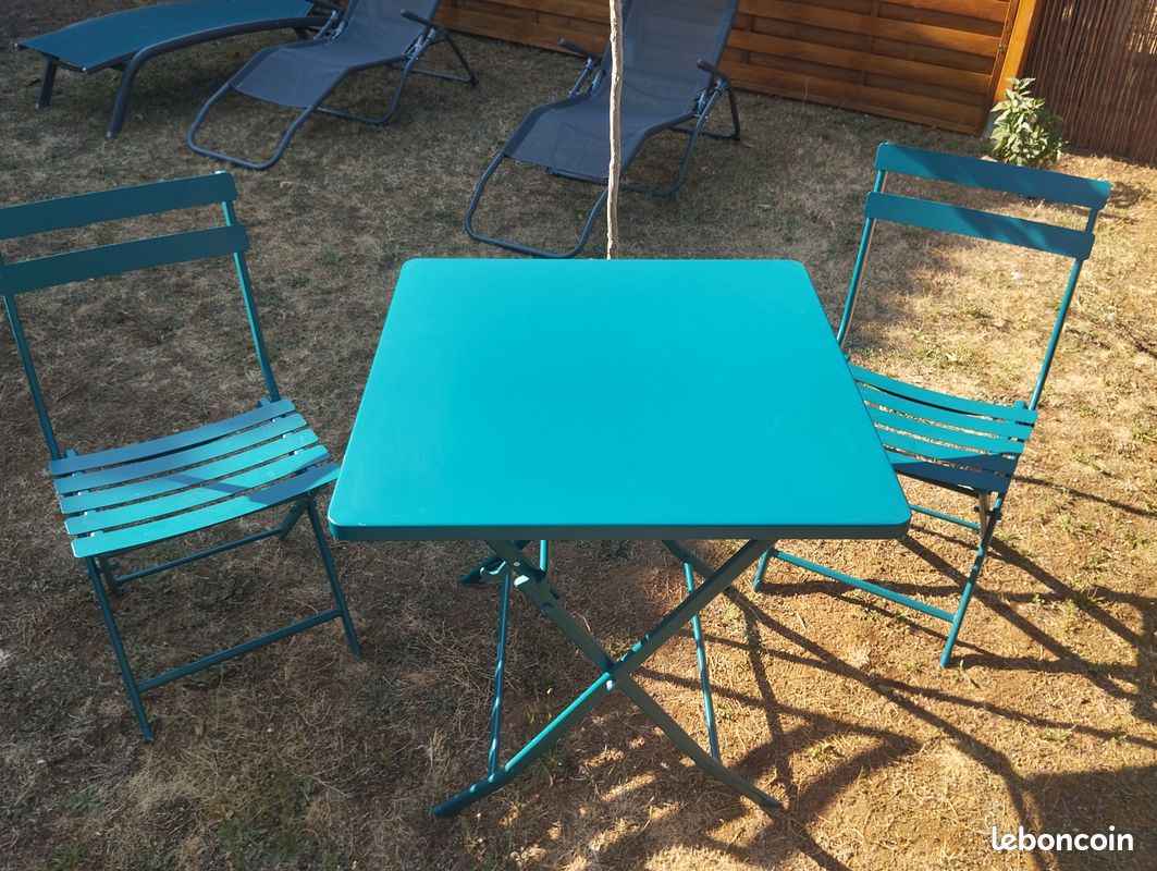 Table carrée et deux chaises Hespéride TBE (image 4)
