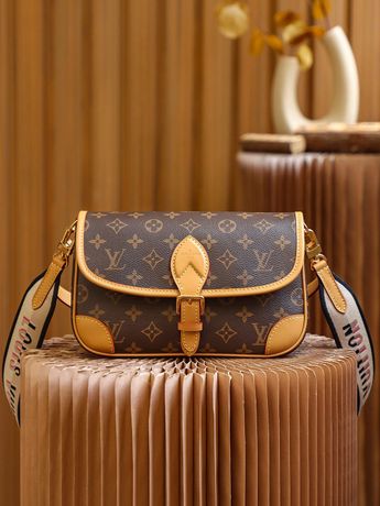 Sacs Louis Vuitton Pochette Félicie Taupe d'occasion