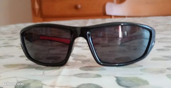 Vends lunettes de soleil en parfait état (image 1)