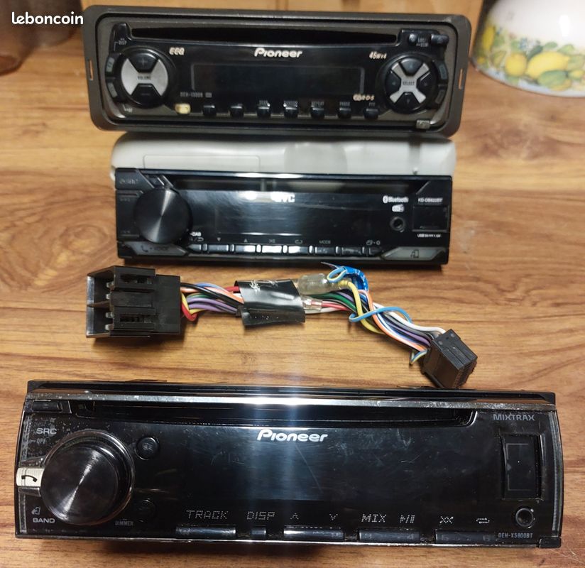 Vends autoradio / façades détachables pioneer / jvc (image 2)