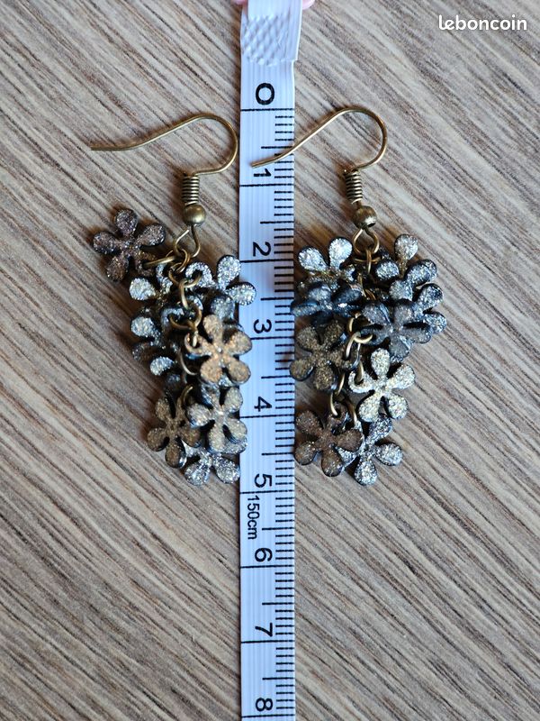 Boucle d'oreille fleur doré original (image 3)
