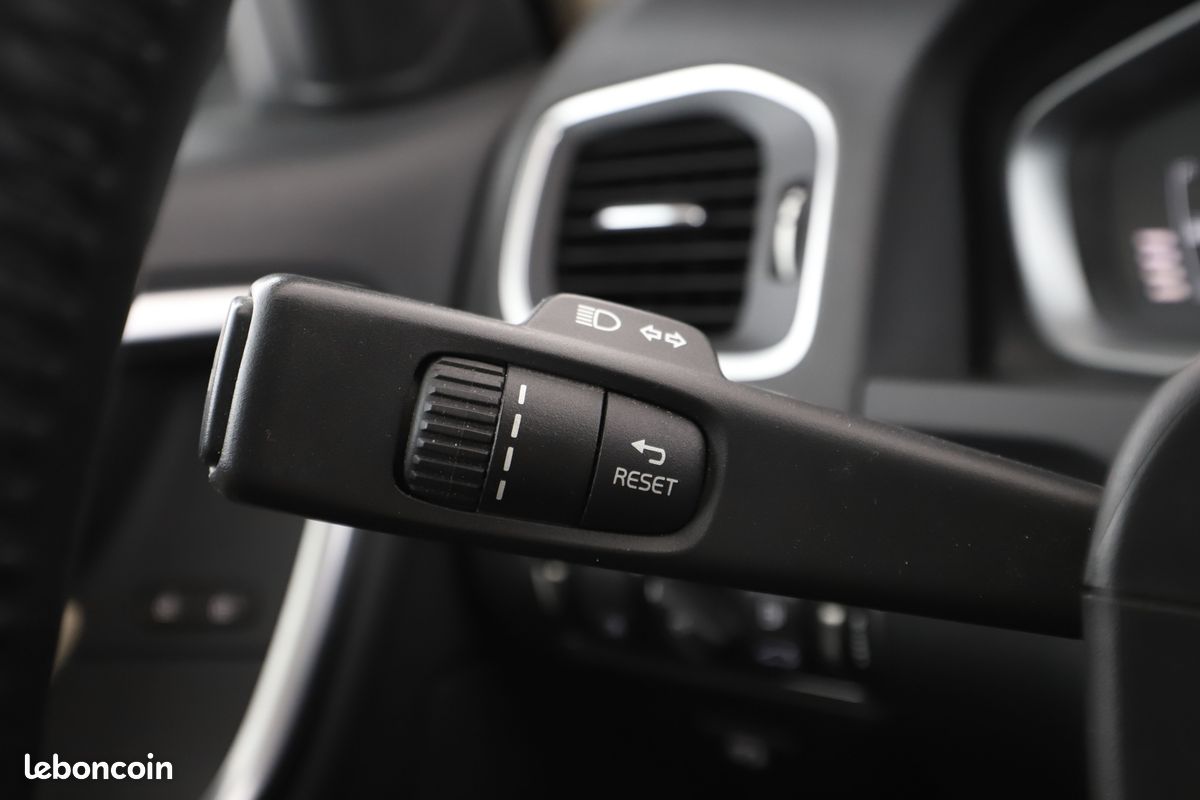 Volvo V60 2.0 D4 Momentum Geartronic 8 190 ch (image 16)
