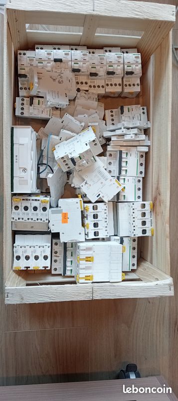 Vend LOT SCHNEIDER Acti9 suite démontage tableau dépendance - Disjocnteur, différentiel, ... (image 1)