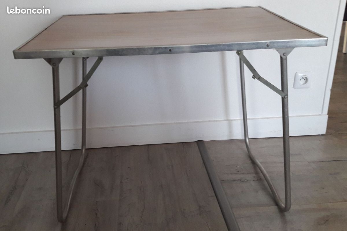 Ancienne table pliante fabriquée en RDA (image 2)