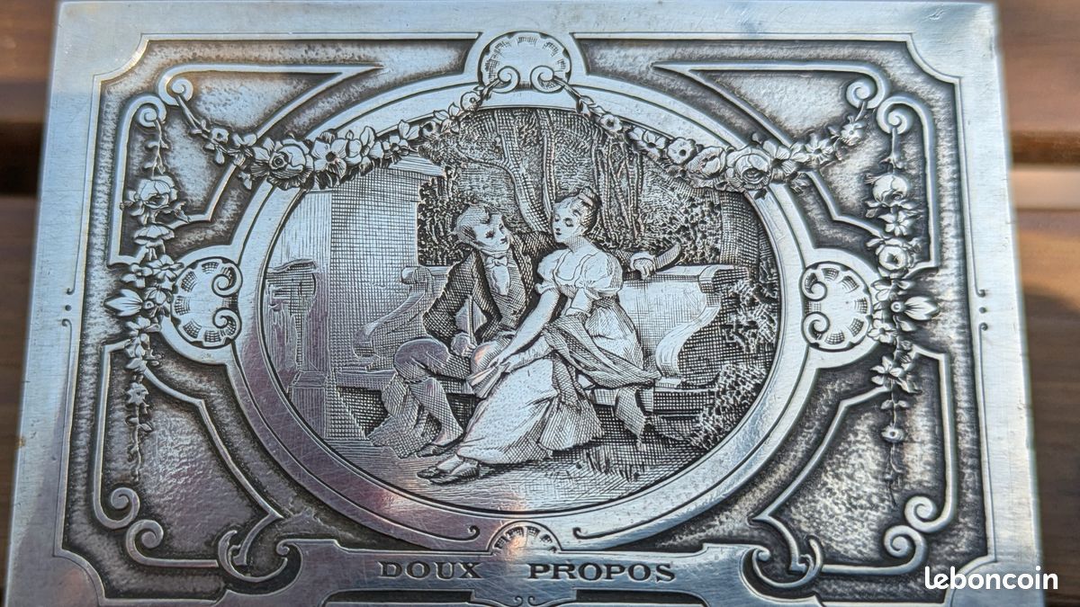 Boîte à timbres ancienne (image 1)