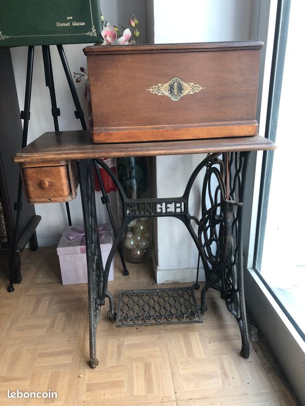 Machine à coudre singer dans son caisson et accessoires (image 1)