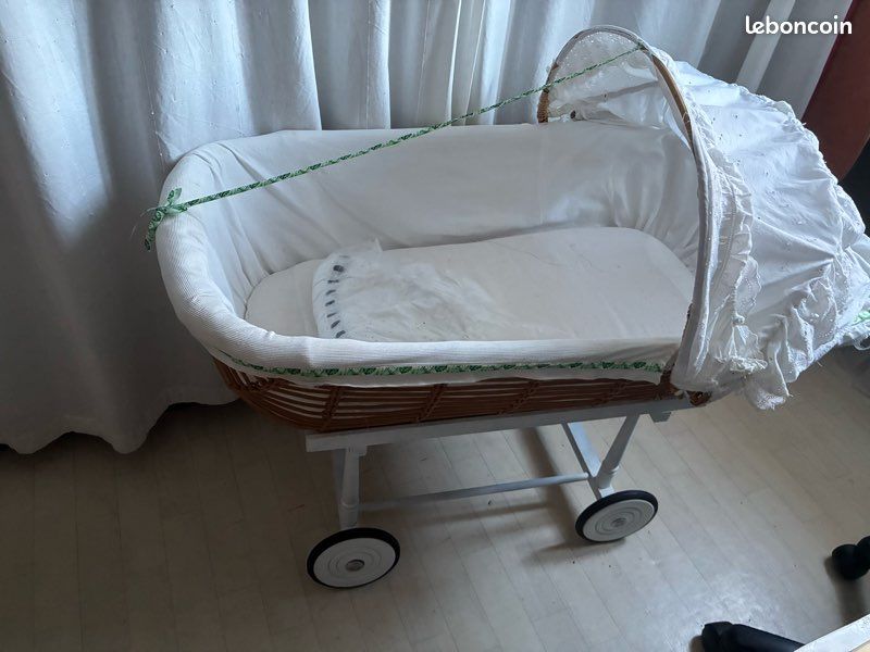 Vends berceau rotin ancien (image 1)