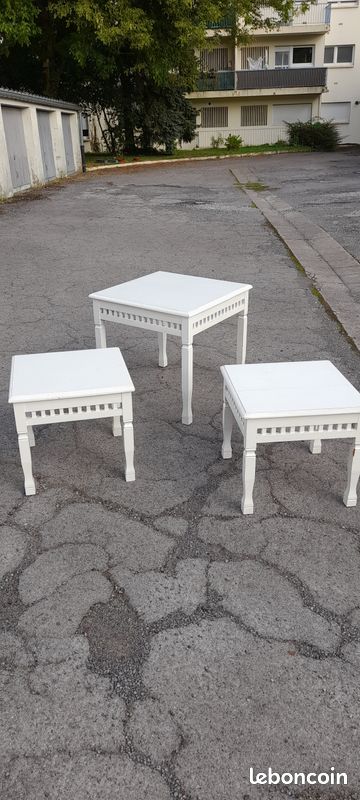 3 petites tables blanches (image 1)