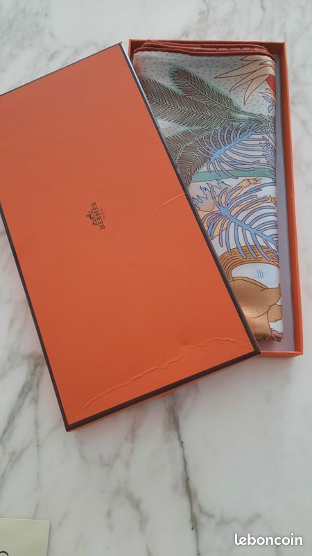 Deux Châles Hermès En Cachemire Et Soie - Couleur Orange, Occasion En Très Bon état