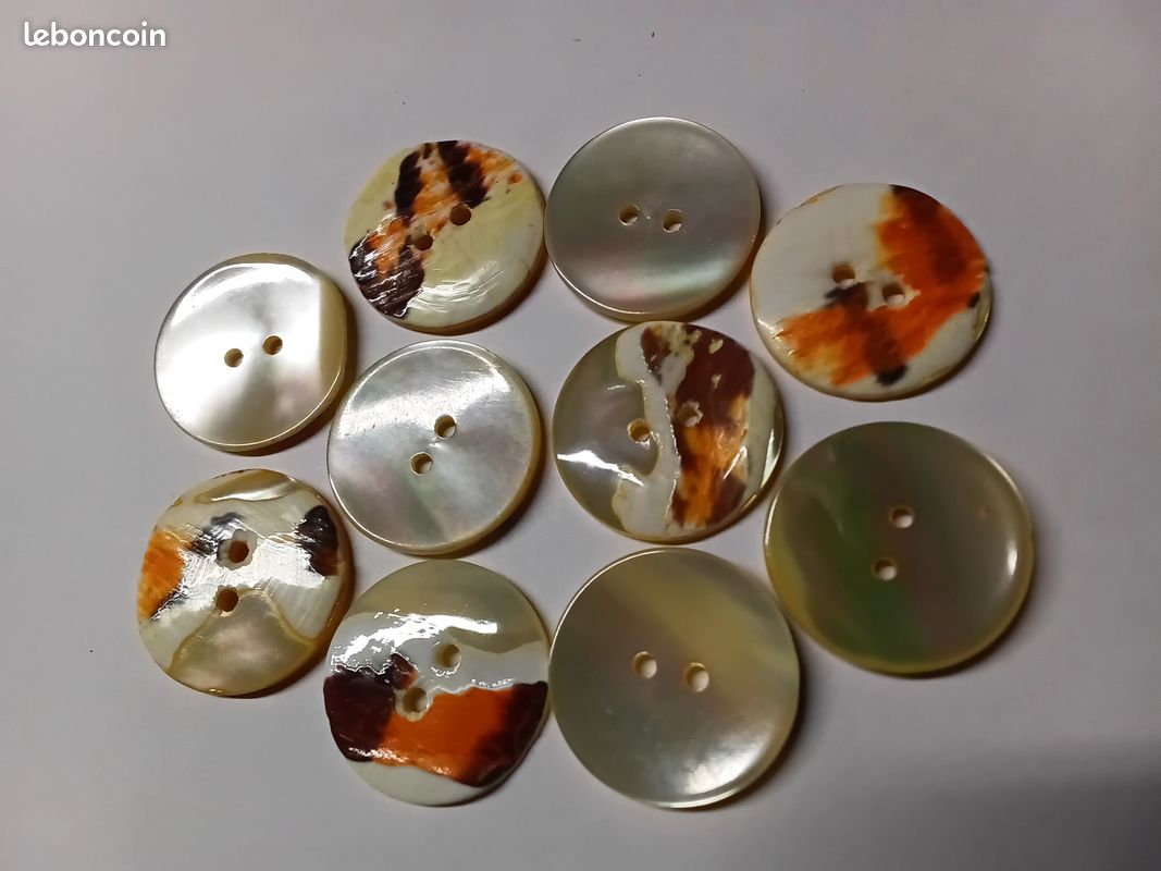 Lot De 24 Boutons En Nacre Grise - Diamètre 1,4 Cm - Mercerie Ancienne - Neuf