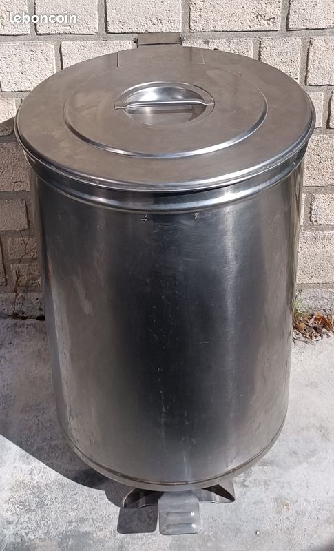 Poubelle inox cylindrique à pédale 100 litres Équipements pour