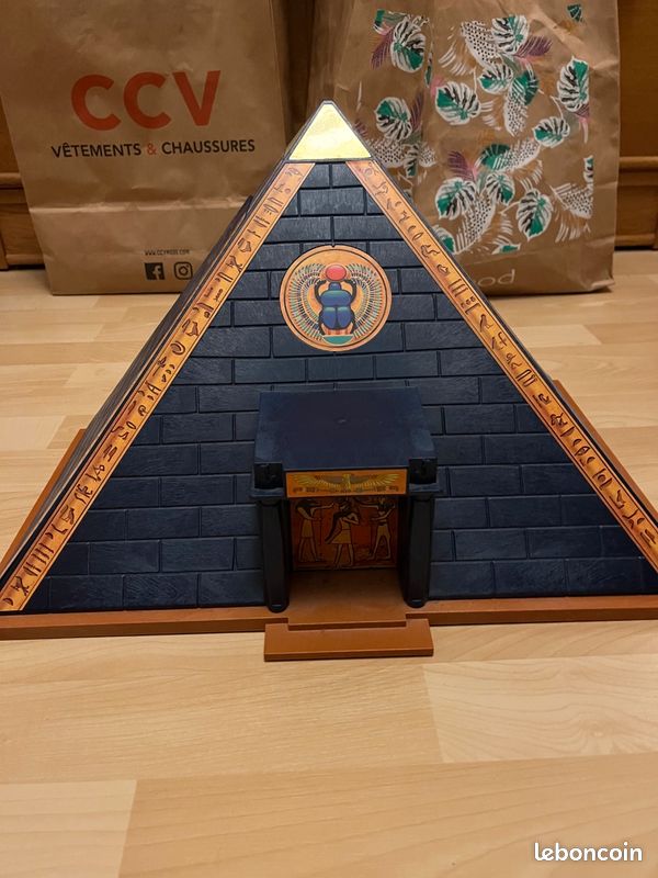 Pyramide playmobil et personnages oasis (image 1)
