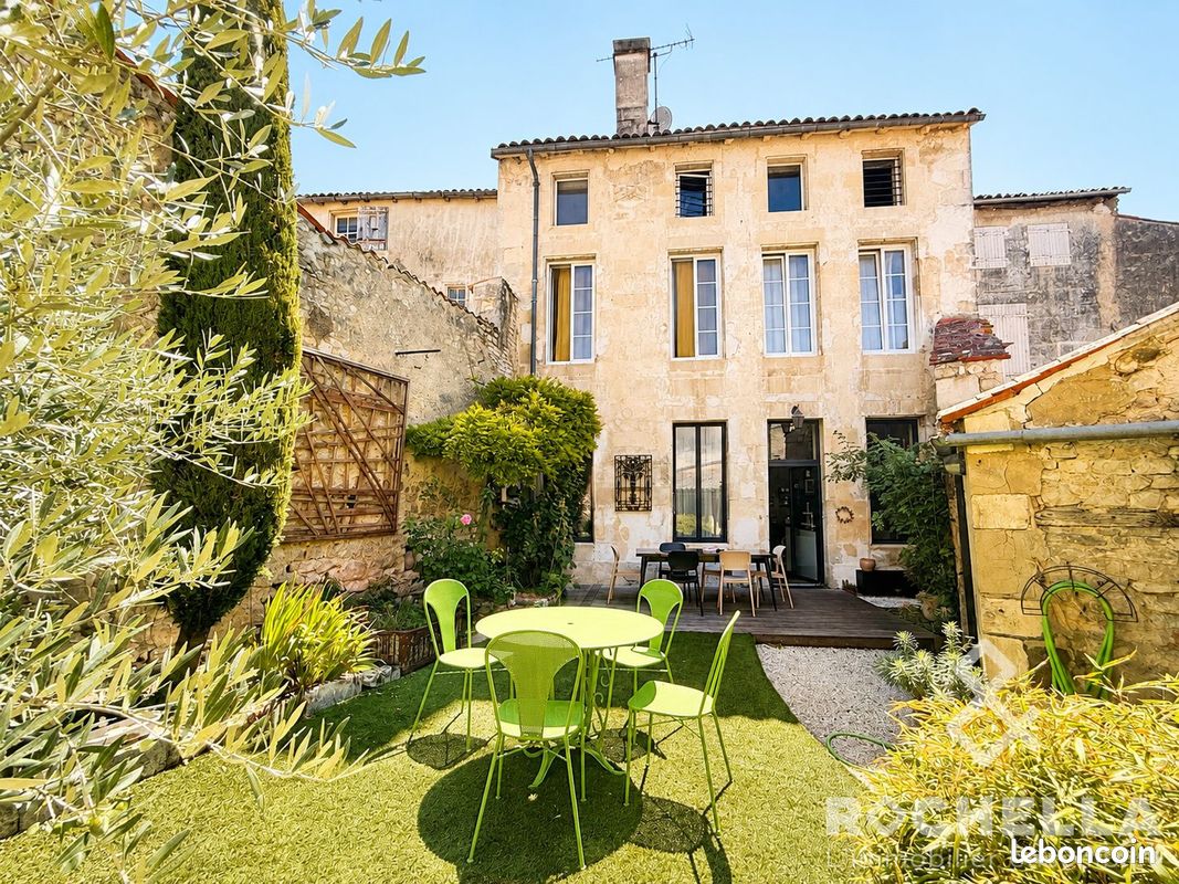 Maison 8 pièces 215 m² · à Saint-Jean-d'Angély · 215 m² · 388 000 €
