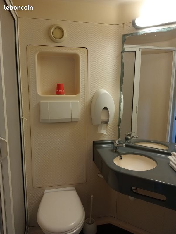 Cabine sanitaire douche wc lavabo (image 1)