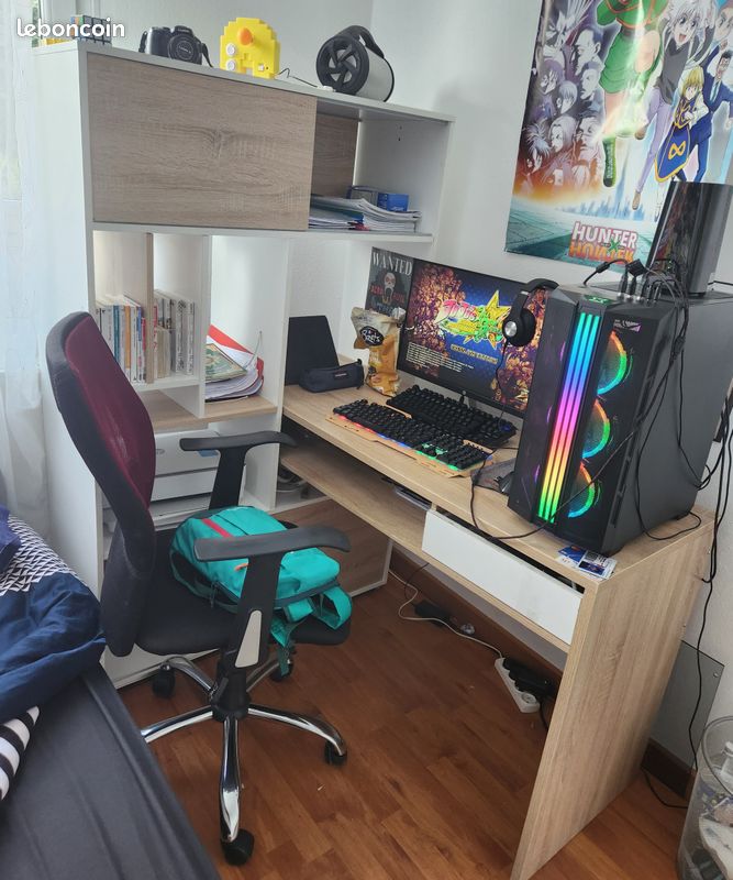 Un beau bureau en forme avec chaise (image 1)