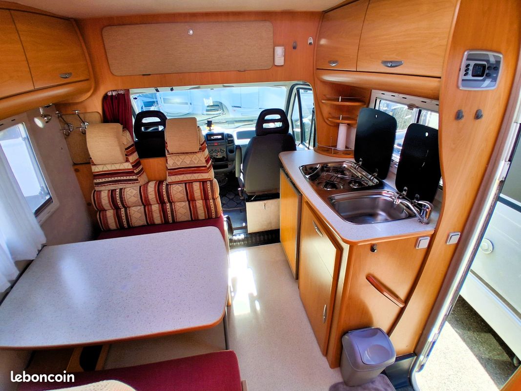 Camping-car d'occasion chausson welcom 70 + 2004 + 2.8l hdi + 130 cv + compact 6,36 m + lit a la francaise + dinette transformable en lit 2 places + antenne satellite + porte velos (image 11)