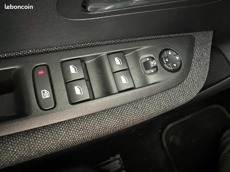 Peugeot 208 e-208 136ch Style (image 10)