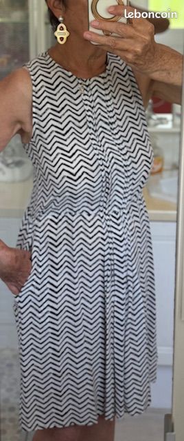 Robe sans manches soie imprimée zig-zags noirs sur fond blanc (image 1)