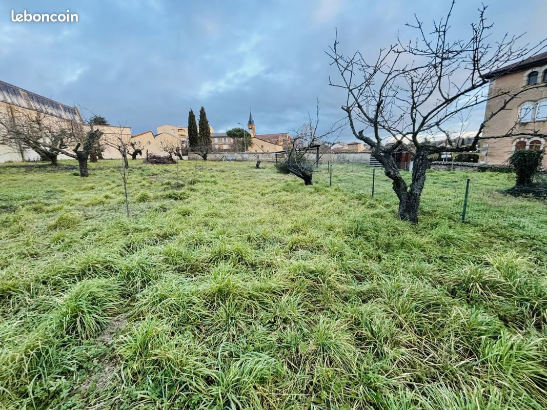 Terrain à bâtir de 800 m² à VINDRY-SUR-TURDINE (69) · 157 000 €