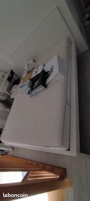 Lit complet avec sommier et matelas à effet mémoire. Urgent cause déménagement. Négociable raisonnablement (image 1)