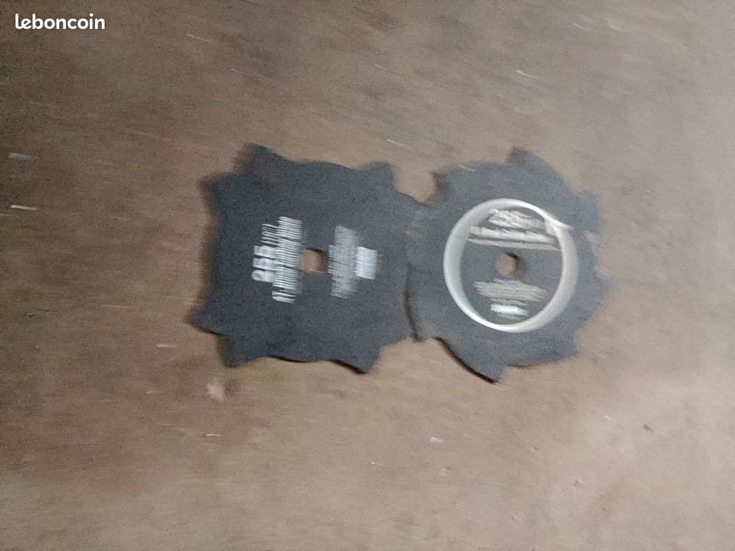 Je vends deux lames débroussailleuse (image 1)