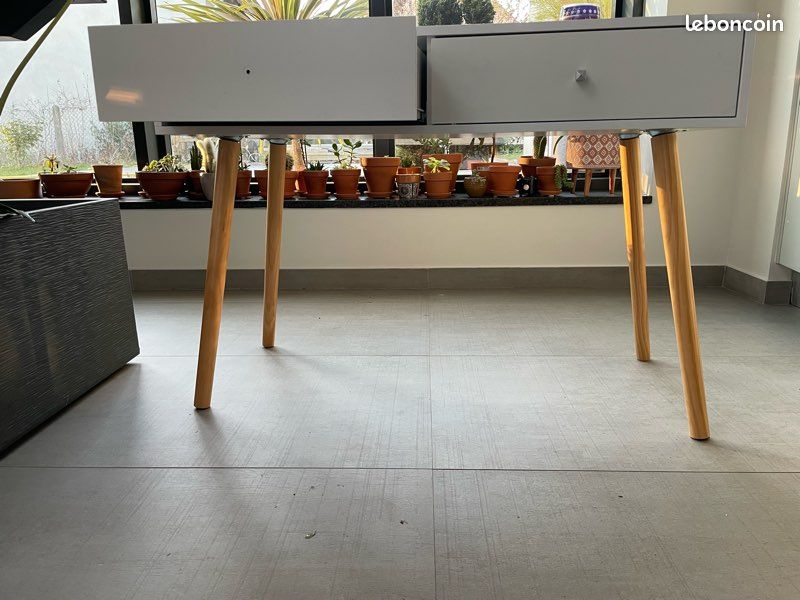 Bureau scandinave blanc – 2 tiroirs, élégant et pratique - Ameublement