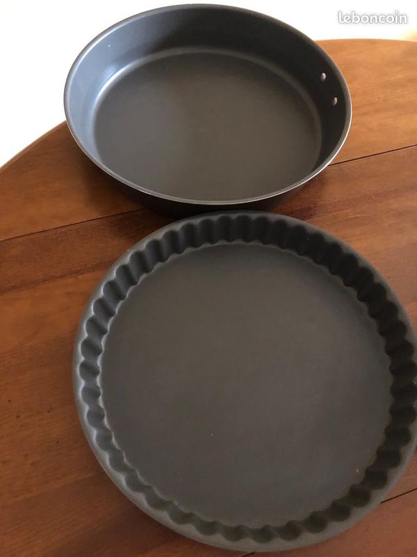 No 28 : Lot de deux moules 1 a manquer ou gateau diametre 24.5cm et 1 a tarte diametre 26.5cm (image 1)
