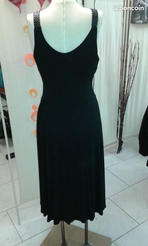 Robe noire décolleté plongeant (image 3)