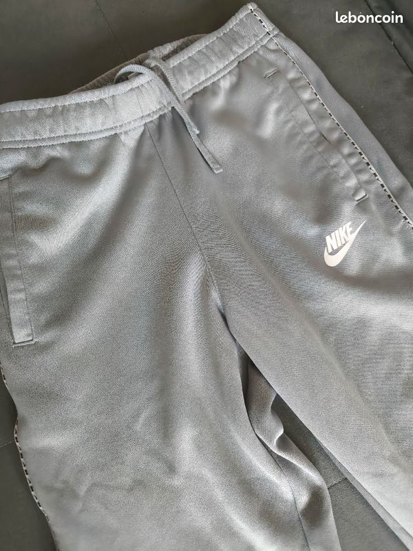 Pantalon jogging Nike gris taille 10/12ans
En très bon état il a été porté mais pas de trou ni tâche 
#pantalonnike #nike#joggingnike (image 2)