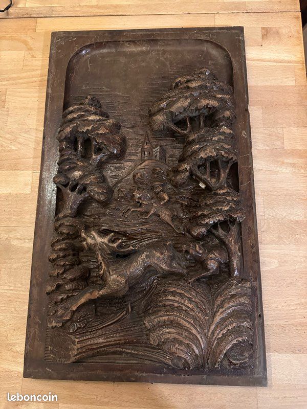 Ancien bas relief en bois sculpté - scène moyenâgeuse de chasse au cerf (image 1)