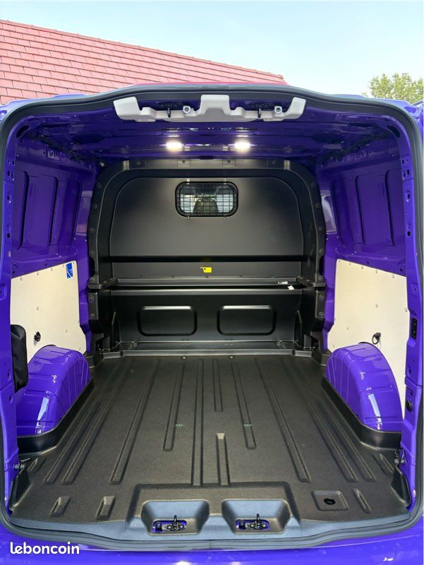 Ford Transit Custom MS-RT L2H1 - PHEV 233 ch – Turini purple SVO – Attelage Électrique – Dash Cam – Phares DSS – Double Porte Latérale – Neuf 70 km (image 9)