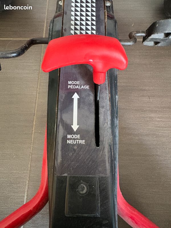 Kart enfant à pédales Super Rider rouge et noir (image 6)
