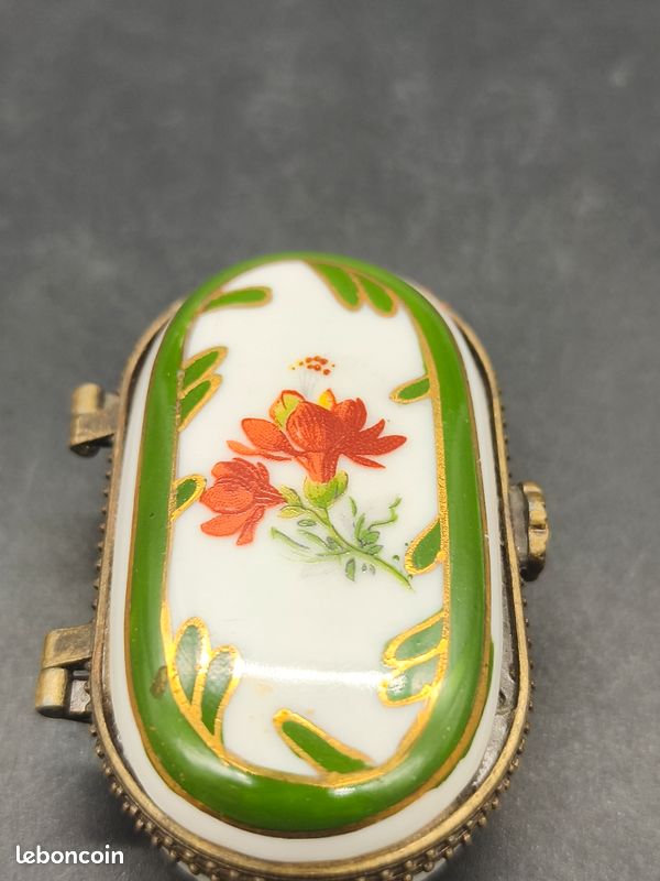 ANCIENNE BOITE COFFRET livre en porcelaine de Limoges scène galante