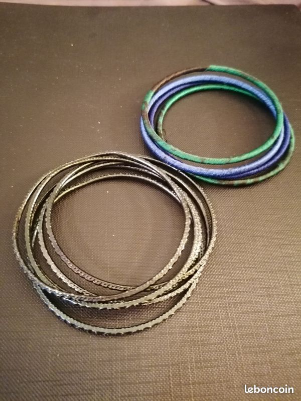 Lot de bracelets noirs, bleus et verts (image 3)