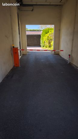 Loue parking couvert sécurisé avec barrière
