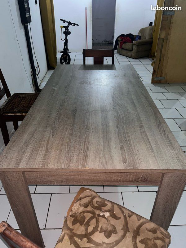 Grande table grise (image 1)