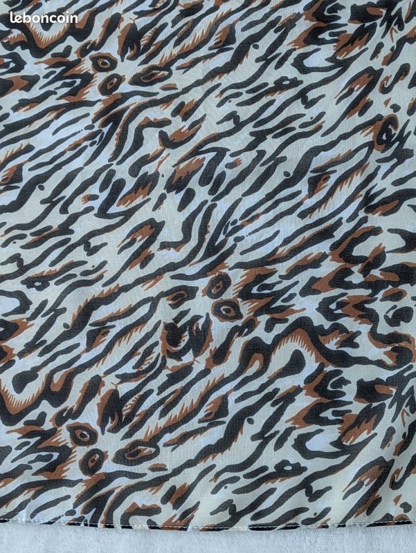 Foulard carré léopard marron et noir sur crème 98 /96 tbe (image 5)