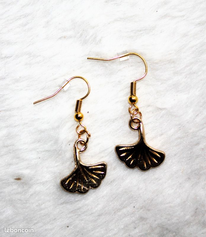 Boucles oreilles feuille gingko dorée petit crochet (image 3)