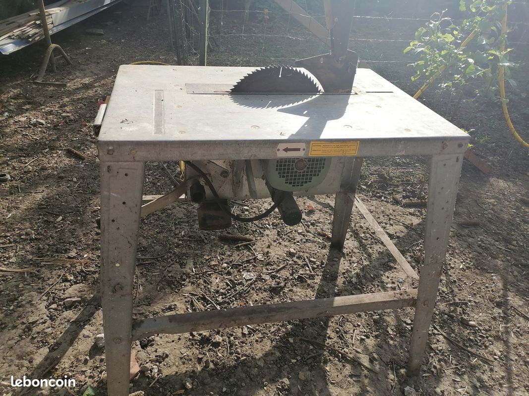 Scie à coupé le bois sur table (image 2)