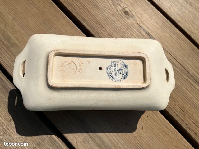 Une superbe saucière ancienne avec poinçon, en terre de fer (image 5)