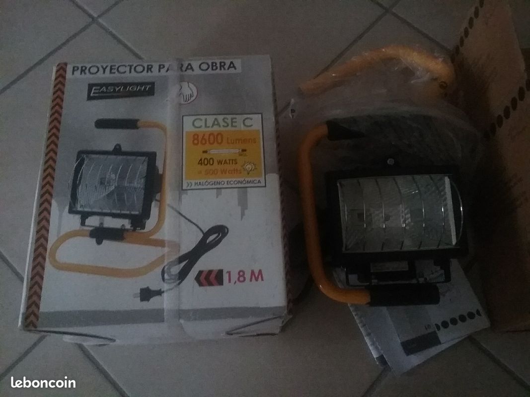 Vend deux projecteurs neuf (image 1)