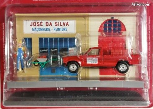 PEUGEOT 504 Dangel Pick-Up + diorama Le maçon José DA SILVA – Maçonnerie Peinture + 1 personnage et 1 brouette - échelle 1/43 - Neuf en Boite - collection VEHICULES UTILITAIRES avec DIORAMA N° 16 (image 1)