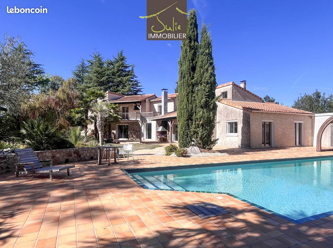 Maison 11 pièces 232 m² · à Bressuire · 232 m² · 393 000 €