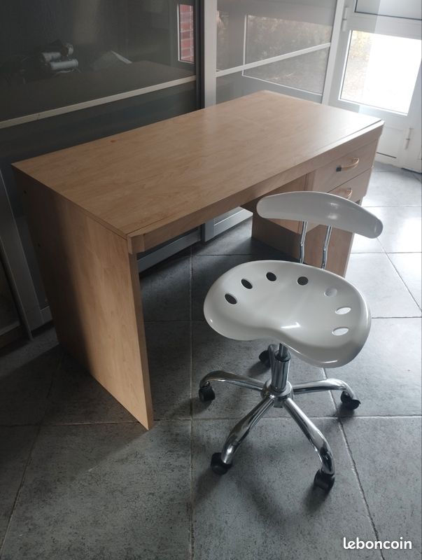 Bureau et chaise (image 1)
